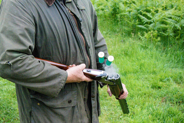 Извлечение отработанных патронов после выстрела из дробовика
