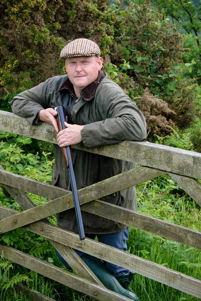 Agricultor Apoiado Portão Madeira Segurando Uma Espingarda Quebrada — Fotografia de Stock