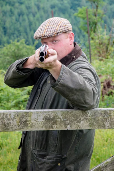 二重銃身散弾銃前方を指している農家 — ストック写真