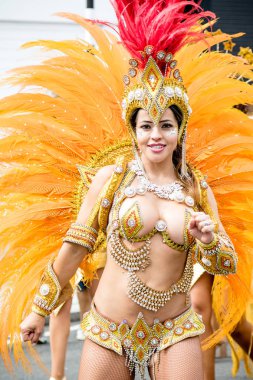 London, Büyük Britanya, 27th Ağustos 2018:-katılımcılar katılın Notting Hill Carival Batı Londra'da, Avrupa'nın en büyük sokak partisi.