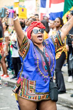 London, Büyük Britanya, 27th Ağustos 2018:-katılımcılar alın kısmı Batı Londra'da, Avrupa'nın en büyük sokak partisi Nottinghill Carival.