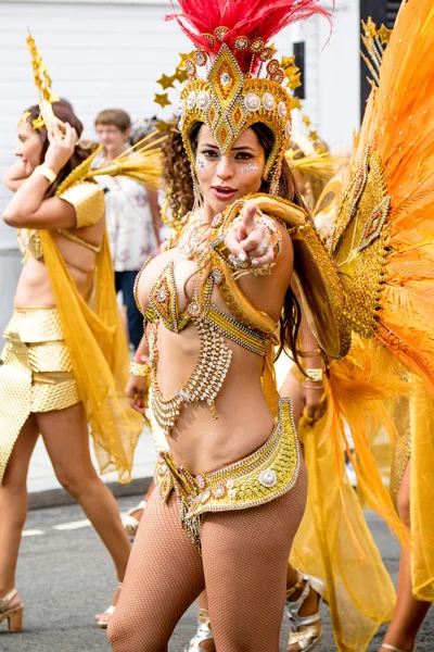 London, Büyük Britanya, 27th Ağustos 2018:-katılımcılar katılın Notting Hill Carival Batı Londra'da, Avrupa'nın en büyük sokak partisi.