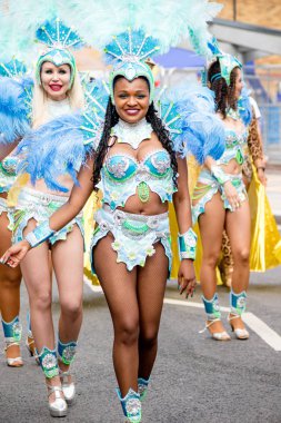 London, Büyük Britanya, 27th Ağustos 2018:-katılımcılar katılın Notting Hill Carival Batı Londra'da, Avrupa'nın en büyük sokak partisi.