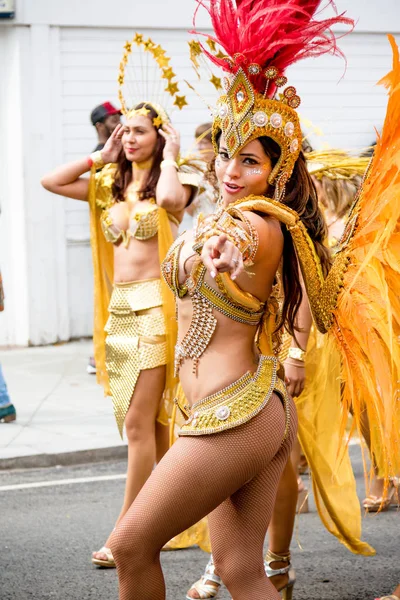 London, Büyük Britanya, 27th Ağustos 2018:-katılımcılar katılın Notting Hill Carival Batı Londra'da, Avrupa'nın en büyük sokak partisi.