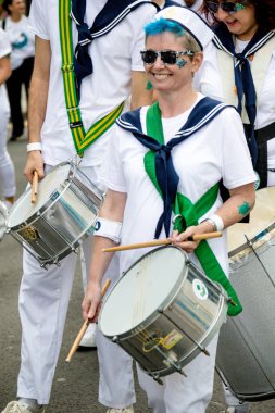 London, Büyük Britanya, 27th Ağustos 2018:-katılımcılar katılın Notting Hill Carival Batı Londra'da, Avrupa'nın en büyük sokak partisi.