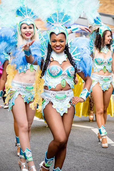 London, Büyük Britanya, 27th Ağustos 2018:-katılımcılar katılın Notting Hill Carival Batı Londra'da, Avrupa'nın en büyük sokak partisi.