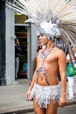 London, Büyük Britanya, 27th Ağustos 2018:-katılımcılar katılın Notting Hill Carival Batı Londra'da, Avrupa'nın en büyük sokak partisi.