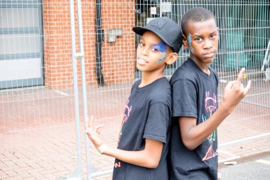 London, Büyük Britanya, 27th Ağustos 2018:-genç katılımcı hakkında alın kısmı Batı Londra'da, Avrupa'nın en büyük sokak partisi Nottinghill Carival.