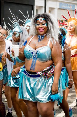 London, Büyük Britanya, 27th Ağustos 2018:-katılımcılar alın kısmı Batı Londra'da, Avrupa'nın en büyük sokak partisi Nottinghill Carival.