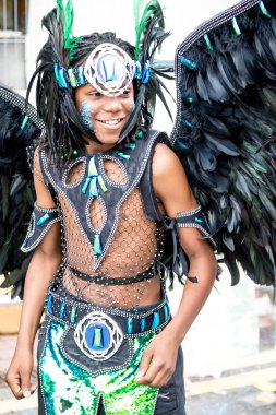 London, Büyük Britanya, 27th Ağustos 2018:-genç katılımcı yaklaşık Batı Londra'da, Avrupa'nın en büyük sokak partisi Nottinghill Carival katılmak için.