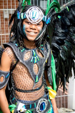 London, Büyük Britanya, 27th Ağustos 2018:-genç katılımcı yaklaşık Batı Londra'da, Avrupa'nın en büyük sokak partisi Nottinghill Carival katılmak için.