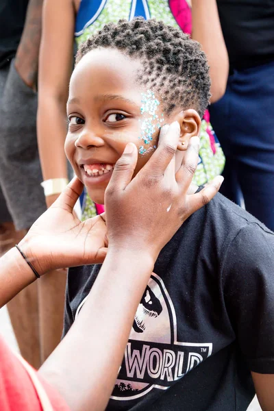 London, Büyük Britanya, 27th Ağustos 2018:-genç katılımcı yaklaşık Batı Londra'da, Avrupa'nın en büyük sokak partisi Nottinghill Carival katılmak için.