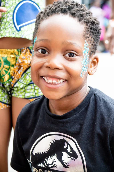 London, Büyük Britanya, 27th Ağustos 2018:-genç katılımcı yaklaşık Batı Londra'da, Avrupa'nın en büyük sokak partisi Nottinghill Carival katılmak için.