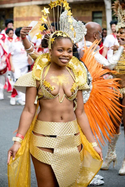 London, Büyük Britanya, 27th Ağustos 2018:-katılımcılar katılın Notting Hill Carival Batı Londra'da, Avrupa'nın en büyük sokak partisi.