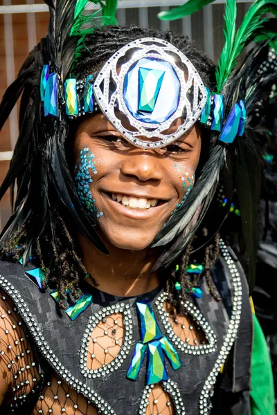 London, Büyük Britanya, 27th Ağustos 2018:-genç katılımcı yaklaşık Batı Londra'da, Avrupa'nın en büyük sokak partisi Nottinghill Carival katılmak için.