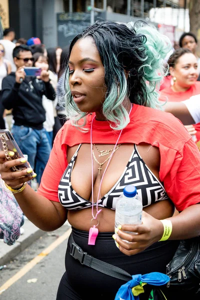 London, Büyük Britanya, 27th Ağustos 2018:-katılımcılar alın kısmı Batı Londra'da, Avrupa'nın en büyük sokak partisi Nottinghill Carival.