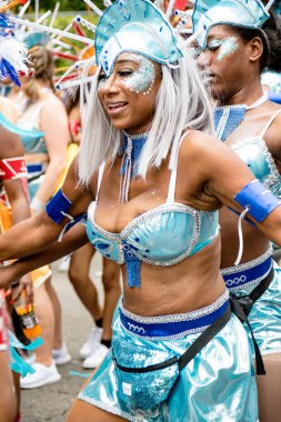 London, Büyük Britanya, 27th Ağustos 2018:-katılımcılar alın kısmı Batı Londra'da, Avrupa'nın en büyük sokak partisi Nottinghill Carival.