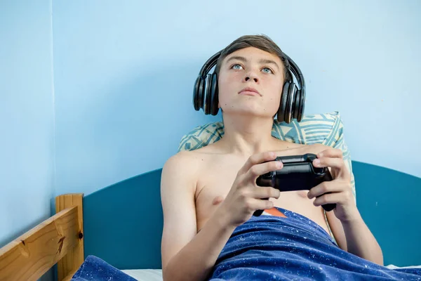 Хлопчик Підліток Грає Відеоігри Сидячи Ліжку — стокове фото