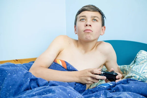 Хлопчик Підліток Грає Відеоігри Сидячи Ліжку — стокове фото