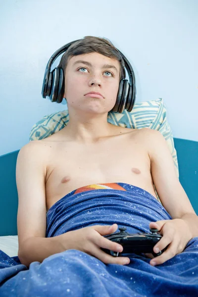 Ragazzo Adolescente Che Gioca Videogioco Mentre Seduto Letto Perde — Foto Stock