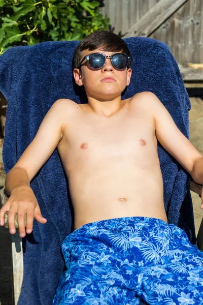 Caucasiano Adolescente Tomando Banho Sol Jardim Usando Óculos Sol — Fotografia de Stock