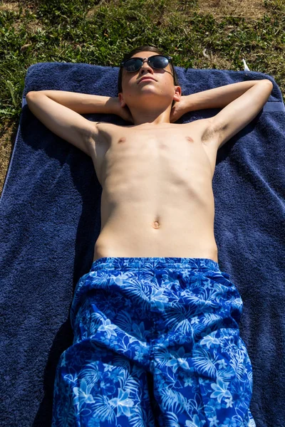 Caucásico Adolescente Tomando Sol Jardín Con Gafas Sol — Foto de Stock