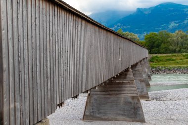 Eski ahşap köprü Lihtenştayn ve İsviçre sınırındaki Ren Nehri üzerinden