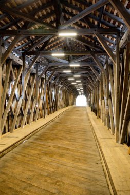 Yan Liechtenstein ve Swizterland arasındaki sınırda eski ahşap köprü