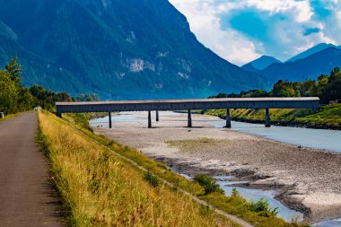 Eski ahşap köprü Lihtenştayn ve İsviçre sınırındaki Ren Nehri üzerinden