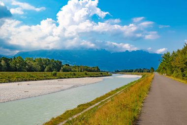Liechtenstein ve Swizerland arasında uluslararası sınır ötesi Ren Nehri bir görünümünü