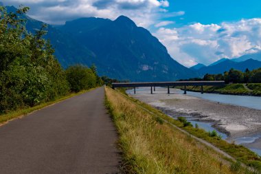 Eski ahşap köprü Lihtenştayn ve İsviçre sınırındaki Ren Nehri üzerinden
