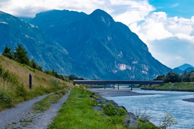 Eski ahşap köprü Lihtenştayn ve İsviçre sınırındaki Ren Nehri üzerinden