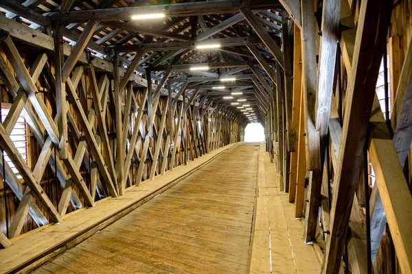 Yan Liechtenstein ve Swizterland arasındaki sınırda eski ahşap köprü
