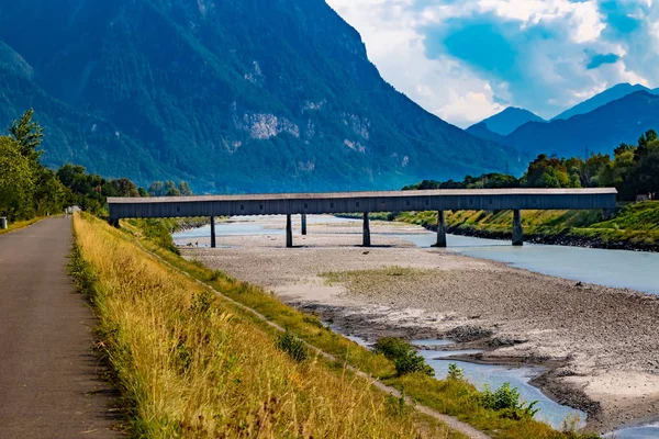 Eski ahşap köprü Lihtenştayn ve İsviçre sınırındaki Ren Nehri üzerinden