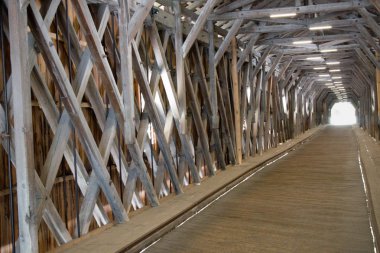 Yan Liechtenstein ve Swizterland arasındaki sınırda eski ahşap köprü