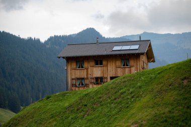 Steg merkezi Liechtenstein küçük bir köyde bir görünümünü sermaye Vaduz ve Malbun arasındaki yolda