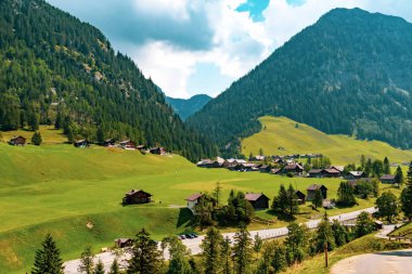 Steg merkezi Liechtenstein küçük bir köyde bir görünümünü sermaye Vaduz ve Malbun arasındaki yolda