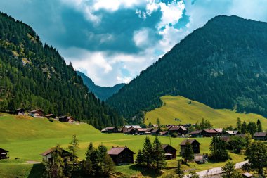Steg merkezi Liechtenstein küçük bir köyde bir görünümünü sermaye Vaduz ve Malbun arasındaki yolda