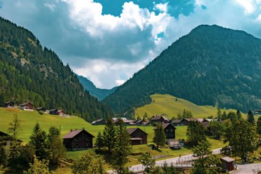 Steg merkezi Liechtenstein küçük bir köyde bir görünümünü sermaye Vaduz ve Malbun arasındaki yolda