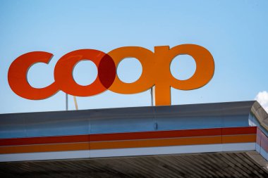 Vaduz, Lihtenştayn, 16 Ağustos 2018:-Vaduz ve Liechtenstein Schaan arasında bir benzin istasyonu Coop grup logosu.