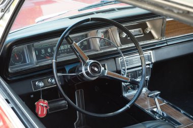 Vaduz, Lihtenştayn, 16 Ağustos 2018:-A Chevrolet Caprice klasik araba park Vaduz Liechtenstein