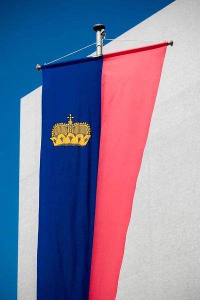 Vaduz Liechtenstein August 2018 Die Landesflagge Liechtensteins Weht Der Hauptstadt — Stockfoto