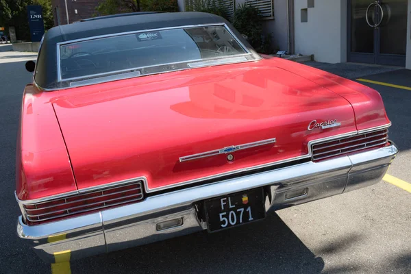 Vaduz, Lihtenştayn, 16 Ağustos 2018:-A Chevrolet Caprice klasik araba park Vaduz Liechtenstein