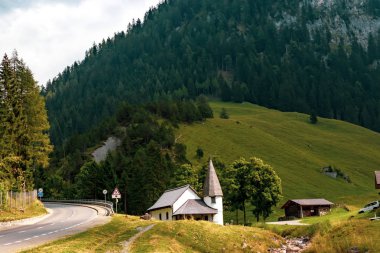 Steg, Liechtenstein, 20 Ağustos 2018:-Steg Merkez köy tek kayak tesisi Liechtenstein Malbun giden yolda küçük kilisede