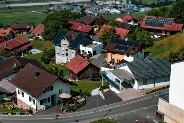 Triesenberg, Lihtenştayn, 20 Ağustos 2018:-bir görünüm Triesenberg merkezi Liechtenstein. Triesenberg 30 kilometre kare, Liechtenstein en büyük yerleşim yeri.