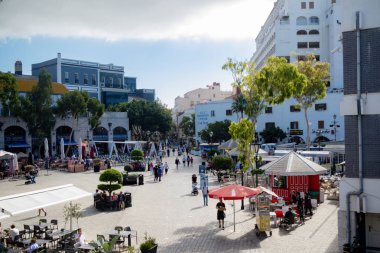 Cebelitarık, Amerika Birleşik Devletleri, 3 Ekim 2018:-Grand Casemates Meydanı Cebelitarık, büyük perakende ve eğlence merkezine. Gibraltar İngiliz denizaşırı Bölgesi İspanya'nın güney ucunda yer almaktadır.