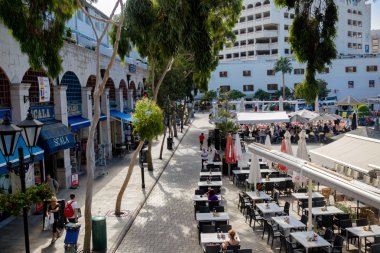 Cebelitarık, Amerika Birleşik Devletleri, 3 Ekim 2018:-Grand Casemates Meydanı Cebelitarık, büyük perakende ve eğlence merkezine. Gibraltar İngiliz denizaşırı Bölgesi İspanya'nın güney ucunda yer almaktadır.