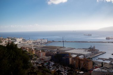 Cebelitarık, Amerika Birleşik Devletleri, 3 Ekim 2018:-kasaba ve İngiltere üzerinden liman kaya kadar görünümünü. Gibraltar İngiliz denizaşırı Bölgesi İspanya'nın güney ucunda yer almaktadır.