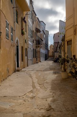 Cebelitarık, Amerika Birleşik Devletleri, 3 Ekim 2018:-geri eski kasaba Cebelitarık, normal turist iz kapalı şekilde sokak. Gibraltar İngiliz denizaşırı Bölgesi İspanya'nın güney ucunda yer almaktadır.