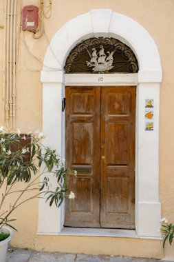 Cebelitarık, Amerika Birleşik Devletleri, 3 Ekim 2018:-Cebelitarık eski kasaba bir ön kapıdan. Gibraltar İngiliz denizaşırı Bölgesi İspanya'nın güney ucunda yer almaktadır.